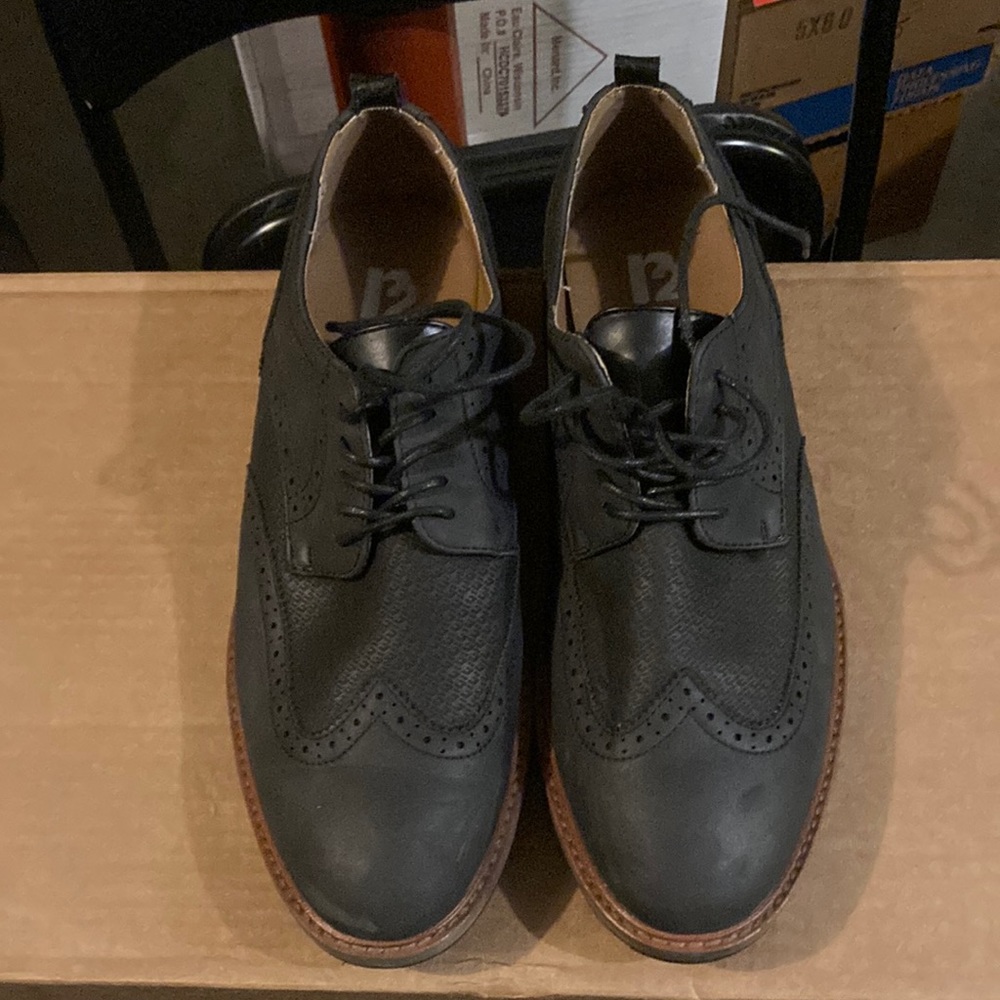 r2 Wingtips 10.5 Charcoal Black
